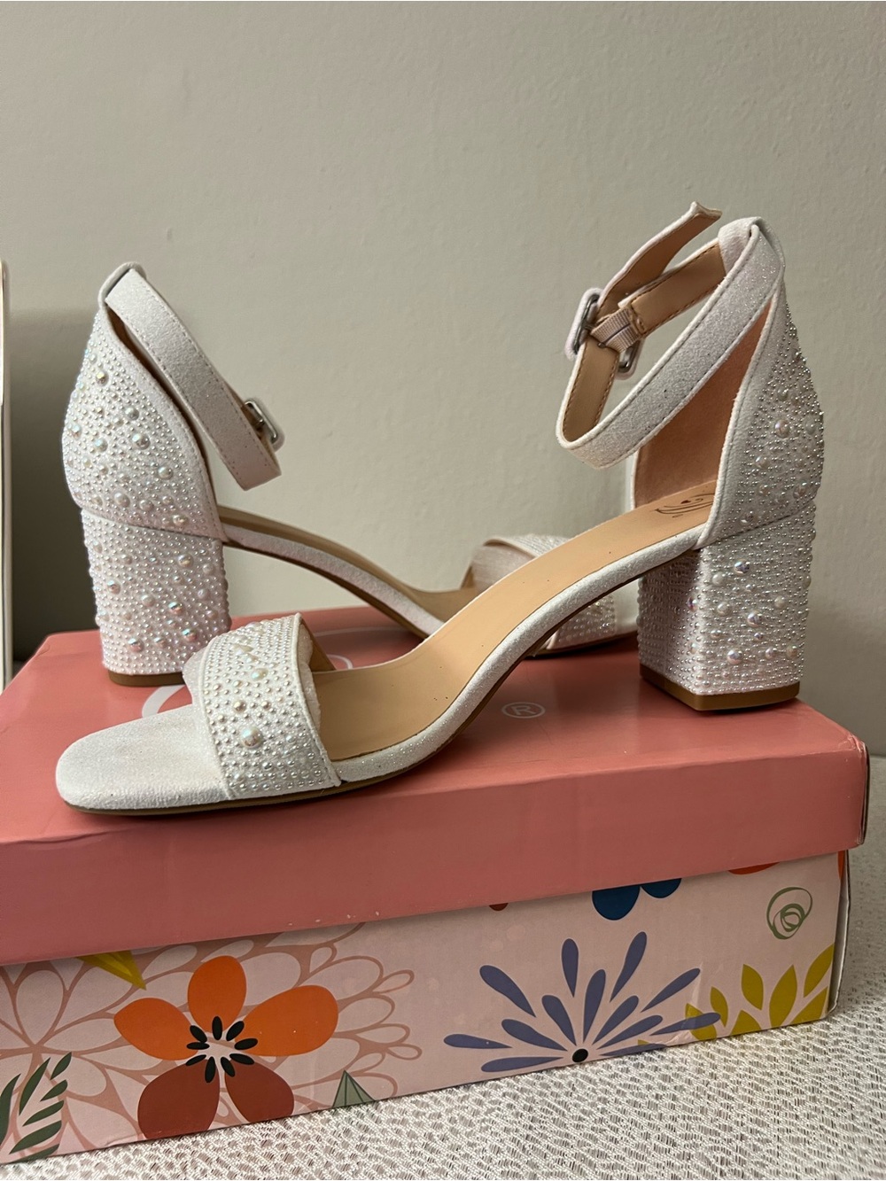 Windsor White/Pearl Strappy Open Toe Ankle Strap Buckle Sandals US 9